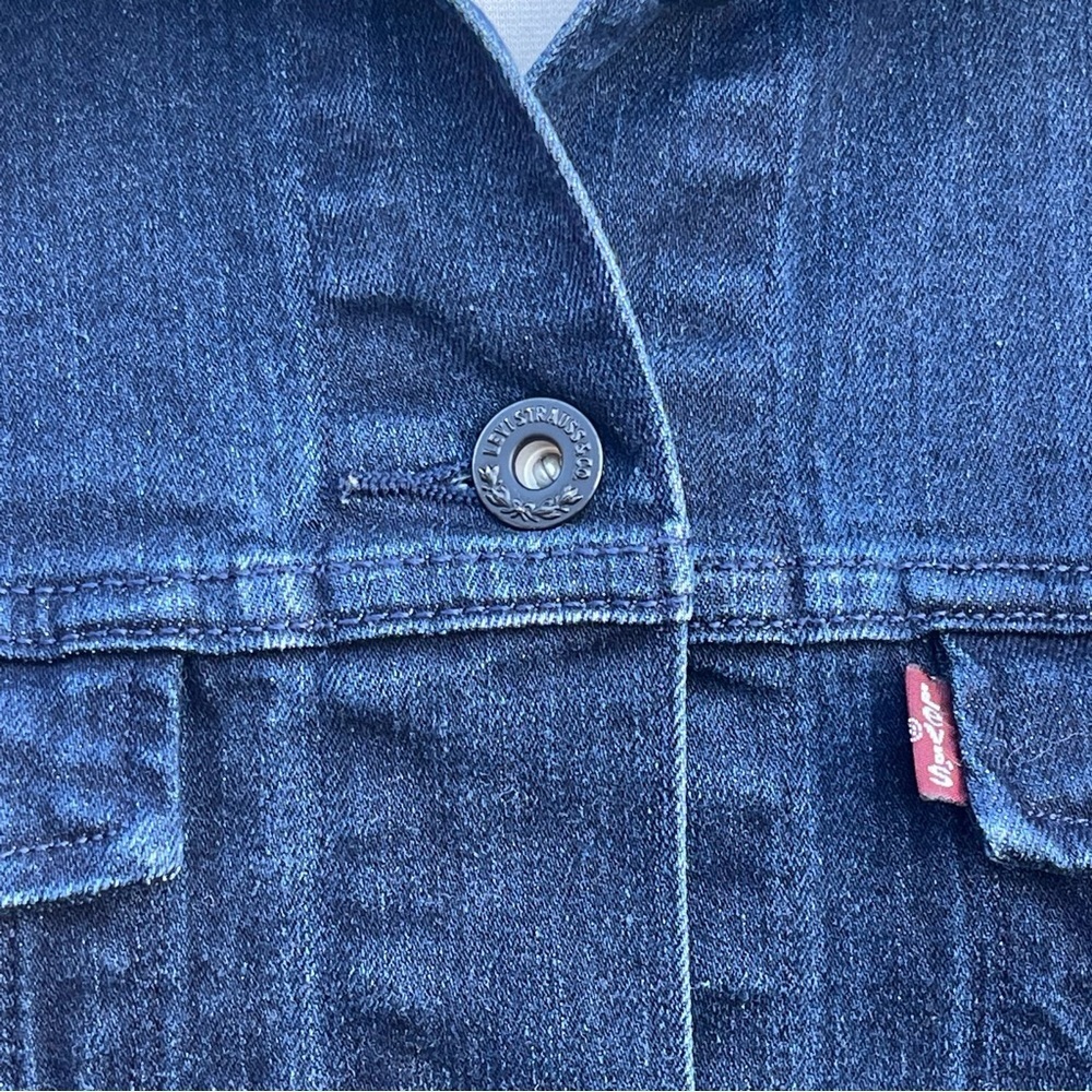 LEVI STRAUSS ~ Dark Wash Stretch Denim Jacket ~ Classic Levi’s Details ~ Small - Picture 4 of 12